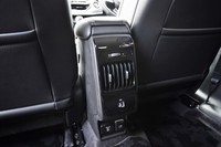 後席用にもUSBコネクターが用意される。アクセサリーソケットも備わる。