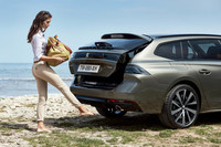 電動テールゲートは、「GTライン」と「GT」グレードに標準装備。レバーを引くだけで簡単に後席背もたれを倒せる、ワンタッチフラット機能も備えている。