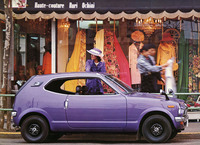 「ホンダZハードトップ」のカタログより、パープルのボディーカラーに合わせた服装の女性をあしらったファッショナブルなカット。スポーティーさよりもオシャレなイメージを前面に押し出すようになった。