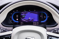 ドライバーインフォメーションディスプレイと呼ばれる12.3インチサイズの液晶メーター。速度計の外周に数字が入り、リング状のグラフ表示が太くなるなどのアップデートが行われている。ディスプレイの表示は「Calm」と「Navi」の2つのデザインから選択できる。