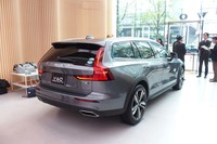 リアゲートに備わるエンブレムは「V60」のままだが、バンパー下部に「CROSS COUNTRY」の文字が入る。