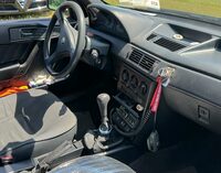 運転席まわりでは、灰皿の下段に無線装置、回転灯やサイレンの操作スイッチが備わる。