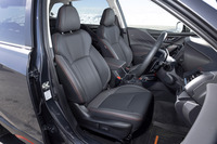 インテリアでは、外装と同じく各所にオレンジのアクセントを採用。シート表皮にははっ水性ポリウレタンを用いている。（写真：郡大二郎）