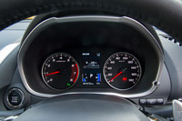 メーターはアナログの2眼式。中央部にはカラー液晶のマルチインフォメーションディスプレイが装備されている。