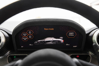 レースモードを選択すると、サスペンションの特性と可動式エアロパーツの制御が切り替わるだけでなく、車高もフロントで39mm、リアで30ｍｍダウンする。