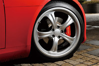 ホイールのサイズは、前後とも19インチ。写真の「スタンダード」のほか、「ダブルスポーク」なる異デザインのものや、カラーのオーダーシステムも用意される。組み合わされるタイヤのサイズは、前：235/35R19、後：285/30R19。