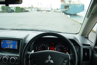 ちょっと分かりづらくてすいません。運転席からの眺めです。見晴らしのいいアイポイントの高さは継承され、三角窓がある。広いフロントガラスから見るこの眺めは紛れもなくデリカの血統を受け継いでおります。
