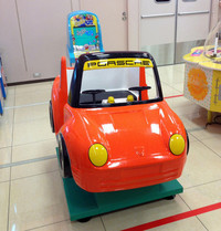 つれづれなるままに大矢アキオの日本街角スナップ。【その1】某スーパーで。製作した人がポルシェファンか否か判別不能な遊具。
