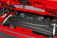 ミドに搭載される5.2リッターV10エンジン。幌をしまうスペースができたため、外からは見えなくなってしまった。