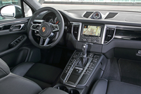 インテリアの様子。「マカン」には、昨今のポルシェ車に見られるスロープ状のセンターコンソールが与えられる。
    