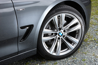 テスト車はオプションの19インチホイールを装着。タイヤサイズは前が225/45R19、後ろが255/40R19。