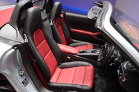 「718ボクスター」のインテリア。シートはヘッドレスト一体型。