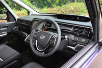 コックピット周辺部。「ステップワゴン モデューロX」のステアリングホイールは、ディンプルレザー仕立てとなっている。