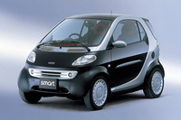 2001年の東京モーターショーに出展された初代「スマート」。