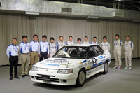 10万km世界速度記録チャレンジに使われた「レガシィ」とSDA訓練生、および車両研究実験部のメンバー。