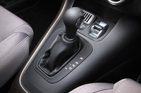 トランスミッションには「アルファTCT」と呼ばれるデュアルクラッチ式ATを採用。シフトセレクターの前方には、走行モード切り替え機能「D.N.A.」システムのスイッチが備わる。
    