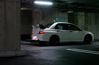 ランサーエボリューションVIII MRは、2004年2月13日から販売が開始された4WDスポーツセダン。街乗り用「GSR」（6MT＝327.5万円）、競技ベースの「RS」（6MT/5MT＝327.5/274.0万円）がカタログに載る。ルーフパネルをアルミ化して約4kg軽量化、ビルシュタイン社製ショックアブソーバーを採用（RSではオプション）、2リッターターボ、4WDシステムにも磨きをかけた。大きなリアウィングは、カーボン製だ。