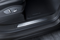 “Platinum Edition”ロゴ入りステンレススチールドアエントリーガード。画像は「カイエン プラチナエディション」のもの。