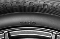 今回の改良で、日本での冬用タイヤの証しである「SNOWマーク」の刻印が追加された。