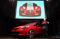 発表会では、デザインに関するプレゼンテーションに多くの時間が割かれた。上方のスライド画面にあるのは、デザインの元とされるコンセプトカー「デジール」。
    