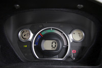 「i-MiEV」と同じデザインのメーターパネル。速度のほか電気残量、航続可能距離などが表示される。