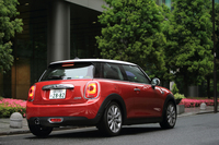 ボディーサイズは、全高は2代目と同じだが、全長は95mm、全幅は40mm拡大。ホイールベースも30mm長くなっている。
    