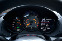 中央のエンジン回転計には「GT4」のロゴが記されている。左には330km/hまで刻まれた速度計が、右にはマルチインフォメーションディスプレイが配置される。