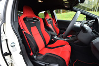 ホールド性が強化された専用設計の前席「HONDA TYPE R シート」。センタータンクレイアウトを採用しているため、着座位置を大幅に下げられない。そこで薄型クッションを採用するなどして、ヒップポイントをベース車より20mm低めた。