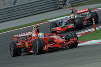 3ストップによる軽いマシンでマッサを攻めるハミルトン。ポール・トゥ・ウィンのマッサとて楽勝ではなかった。（写真＝Ferrari）