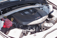 最高出力649psと最大トルク87.2kgmを発生する、スーパーチャージャー付きの6.2リッターV8エンジン。
    