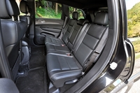 リアシートは12度のリクライニングが可能。