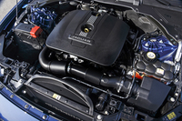 2リッター直4ガソリンターボエンジンはすでに「XF」と「XJ」に搭載されて市場に出ている。最大トルクは200ps版では28.6kgm、240ps版（写真）では34.7kgm。
    