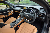 質感にこだわりを見せるインテリア。センターコンソールには、アナログ式のクロックやリモートタッチ、走行モード選択スイッチなど、レクサス車おなじみの装備がレイアウトされる。
    