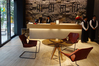 ブラウンレザーが張られた、いかにも上等なイス。奥に見えているのがドリンクカウンター。