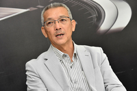 休日にはショッピングセンターに出向き、クルマの使われ方を研究しているという鈴木さん。