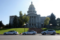 試乗のスタート地、デンバーの市庁舎前に並んだ「A4」2台と「Q5」。