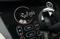 エントリーグレードの「S」を除く全車に装備されるタッチパネル式オートエアコン。真っ平らなフラットパネルを採用していた「デイズ」に対し、「デイズ ルークス」ではスイッチの周囲に段差をつけるなどの工夫により、操作性を改善している。
    