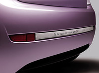 「ELLE」のバンパーには仏語で「ELLE（彼女）のいない人生なんて」とつづられている。