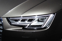 ヘッドランプはHIDが標準で、オプションでLEDや、ハイビームの配光を自動調整する「マトリクスLEDヘッドライト」が用意される。