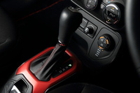 
	「トレイルホーク」のトランスミッションはZF製のトルコン式9段AT。パーキングブレーキは電気式となる。
	