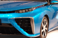 電力を生み出すために、水素のほかに酸素も取り込むFCV。フロントの大きなエアインテークは、その特徴を示すデザイン処理とされる。
    