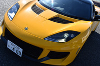 2015年のマイナーチェンジにより内外装の意匠を変更するとともに、エンジンや足まわりの仕様、フレーム構造の形状などを改良。車名もそれまでの「エヴォーラ」から「エヴォーラ400」に改められた。