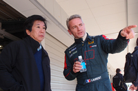 車両セッティングについて、筆者（写真左）に説明するロラン・ウルゴン。ラリードライバーを思わせるドライビングスタイルが印象的。