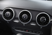 丸い吹き出し口と一体となった、ユニークなデザインの空調コントローラー。吹き出し口の中央が各機能のオン／オフスイッチとなっており、温度や風量の調整はリムの下のツマミで操作する。