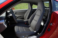 テスト車にはオプションの「エレクトリックコントロールスポーツシート」（40万円）が装着されていたが、標準の4ウェイ電動シートのほか、「スポーツシート・プラス」（14万2000円）「アダプティブスポーツシート・プラス」（63万9000円）「スポーツ・バケットシート」（64万7000円）も選択できる。