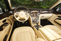 豪華なレザーが用いられるキャビン。ぐるりと乗員を取り囲むウッドパネルは、過去のベントレー同様、木目が車内で左右対称（ミラーマッチ仕上げ）になるように配される。