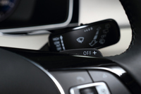 「Eモード」「ハイブリッド」でアクセルを離すと、「パサートGTE」はエンジンブレーキもブレーキエネルギー回生機構も働いていない、惰性走行の状態に入る。ブレーキエネルギー回生を行うには、シフトパドルを操作するか、パワートレインの制御モードを切り替える必要がある。