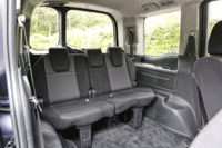 3列目シートは3人掛け。6：4の分割式で、個々に床下に収納できる。（写真をクリックすると、シートアレンジや「わくわくゲート」開閉の様子が見られます）