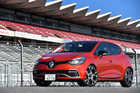 足まわりには同車専用のチューニングを施した「ロー・トロフィーシャシー」を採用。車高はフロントで20mm、リアで10mmローダウンしている。