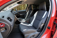 ボルボV60 DRIVe（FF/6AT）／T6 AWD R-DESIGN（4WD/6AT）【短評】